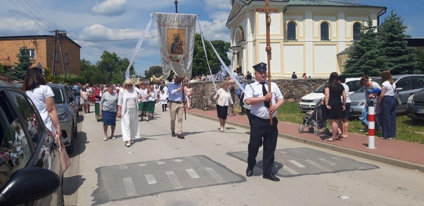 Boże Ciało w gminie Jedlińsk. Tłum parafian w procesji w Lisowie. Zobacz zdjęcia