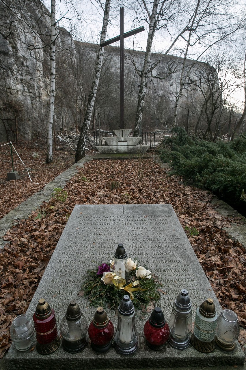 Kraków. Pomnik pomordowanych więźniów w kamieniołomie Libana niszczeje. Na renowację musi poczekać