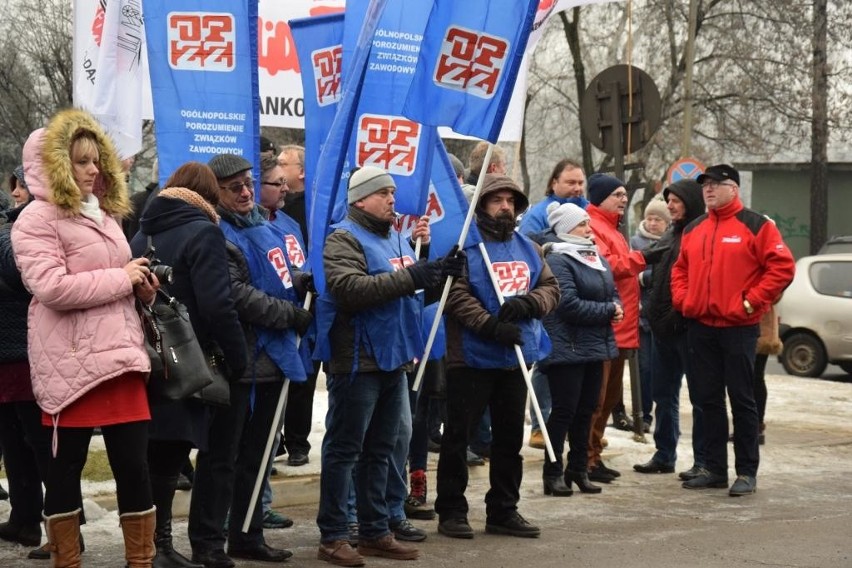 Zawiercie: Pracownicy pikietowali przed odlewnią [WIDEO, ZDJĘCIA]