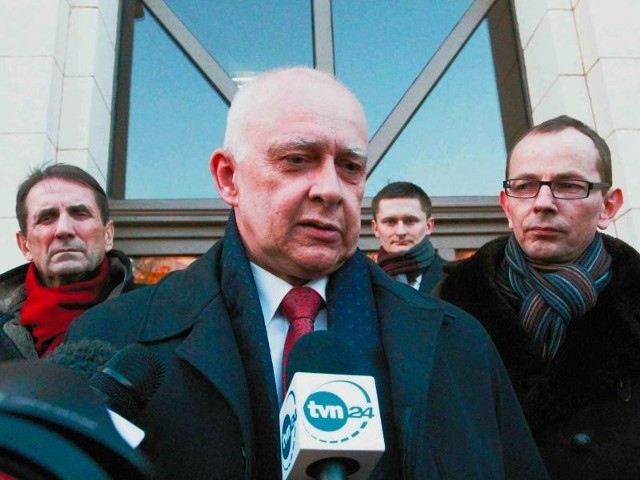Jarosław Dworzański  i Zbigniew Nikitorowicz (z prawej) stoją przed olsztyńską prokuraturą. Chcą, aby nie utajniać ich nazwisk i wizerunków.