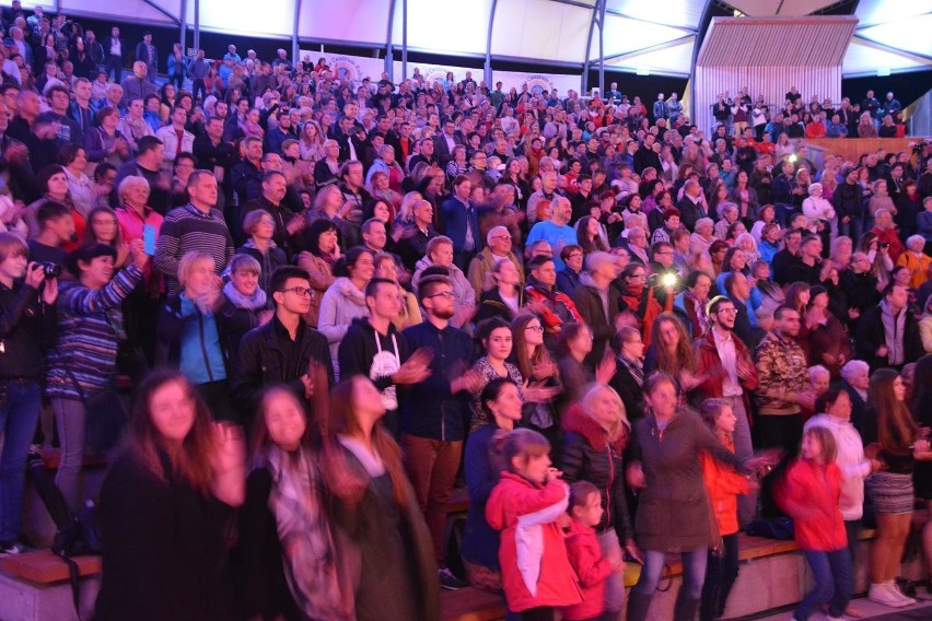 Koncert Muzyki Filmowej w Żywcu. Pianista oświadczył się koncertmistrz orkiestry [ZDJĘCIA]