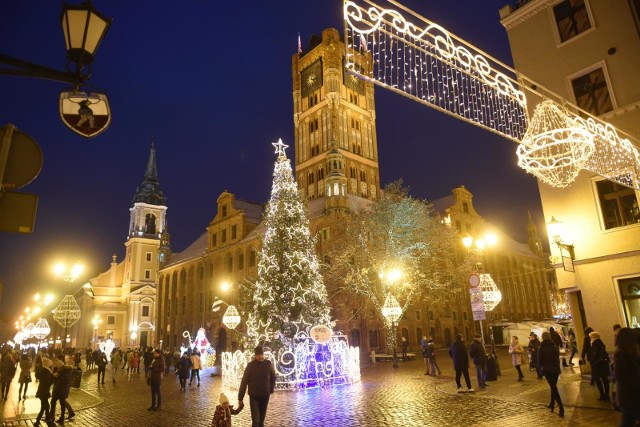 Choć Boże Narodzenie dopiero za nieco ponad miesiąc, wielu Polaków już teraz zadaje sobie pytanie: jak będą wyglądać tegoroczne święta? Jakie zakazy na Boże Narodzenie wprowadzi rząd? Co nas czeka? W Polsce nadal codziennie odnotowuje się ponad 20 tys. zakażeń koronawirusem. Czy w związku z tym rząd wprowadzi narodową kwarantannę i zakaz przemieszczania się? Sprawdźcie jakie są scenariusze! >>>>>>Ważne: Koronawirus. Co można zabrać ze sobą do szpitala?