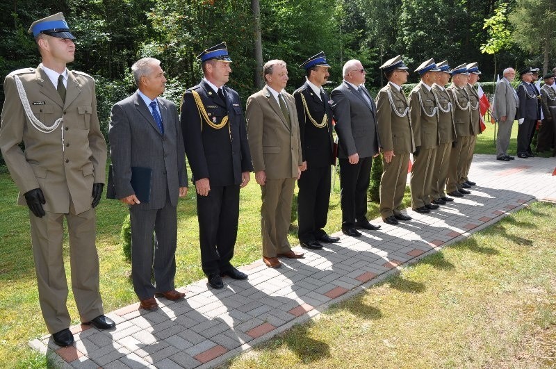 W tajnej jednostce wojskowej ukrytej w środku lasu w...