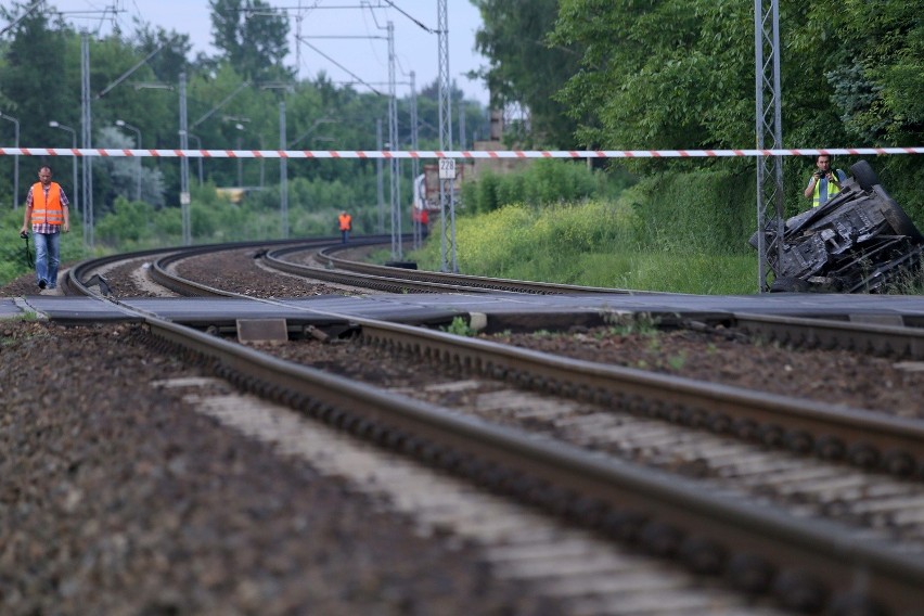 Dróżniczka nie opuściła zapór na przejeździe, bo była w...