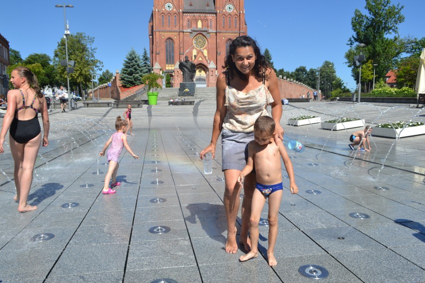 Rybnik: Dzieci walczą z upałem w fontannie przy Bazylice