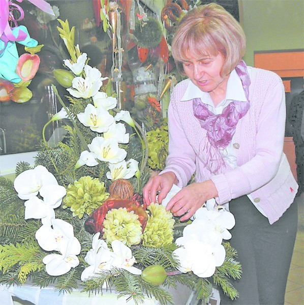 Henryka Galant z hurtowni kwiatów w Koszalinie prezentuje stroik na grób za 300 złotych. Zrobiony jest ze sztucznych orchidei na podkładzie z żywego świerku. 