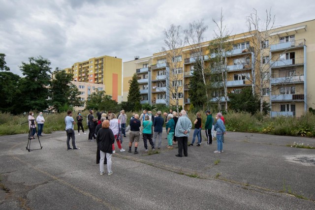 Na boisku przy ul. Swarzewskiej, na początku sierpnia br., odbyło się zebranie mieszkańców, którzy chcą modernizacji boiska.