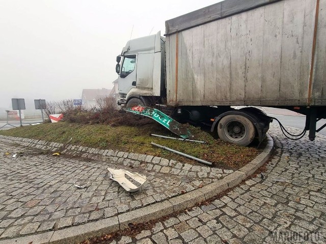 Kolizja w Bierdzanach. Na drodze krajowej nr 45 ciężarówka wjechała na  wysepkę ronda | Nowa Trybuna Opolska