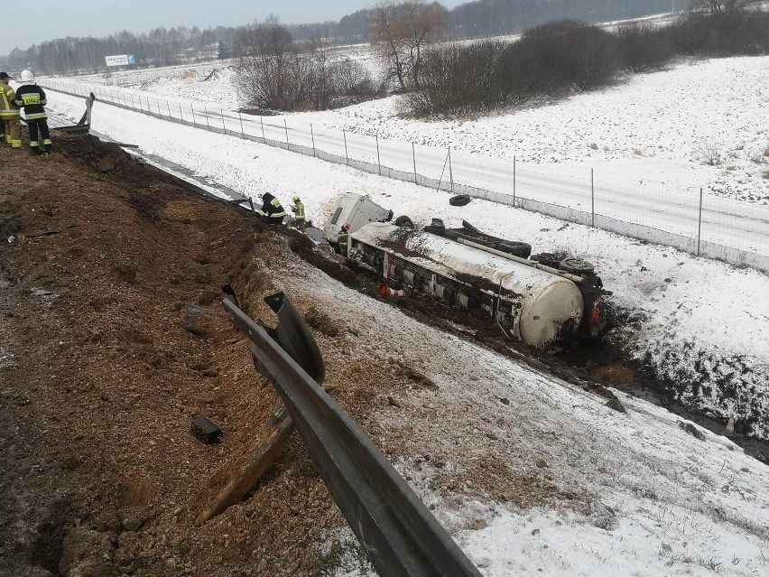 Wypadek na S8 pod Łodzią 6.02.23. Cysterna z olejem...