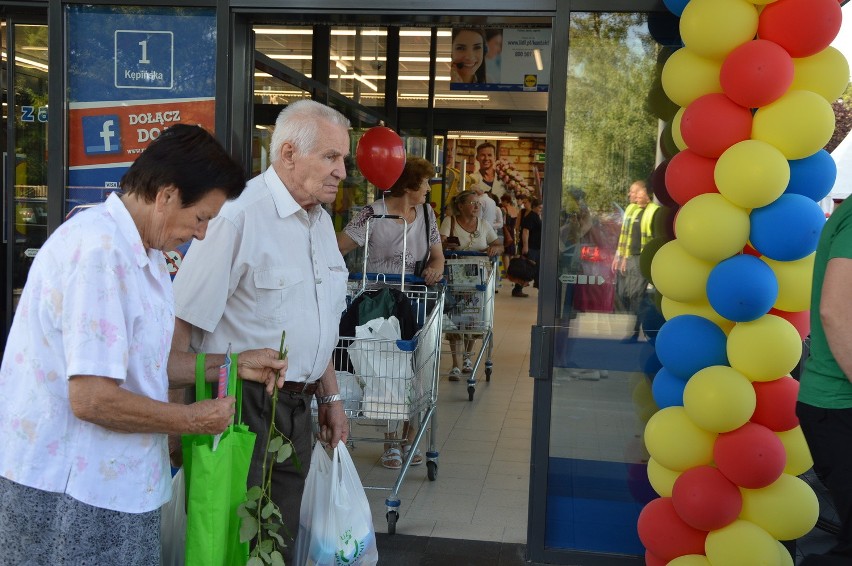 Tłumy na otwarciu nowego Lidla. W promocji pościel, owoce i pieczywo [CENY]