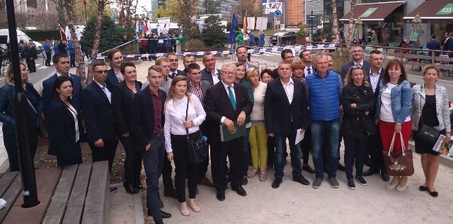 Europoseł Czesław Siekierski z młodymi rolnikami i laureatami akcji Rolnik Roku 2018 w Brukseli.