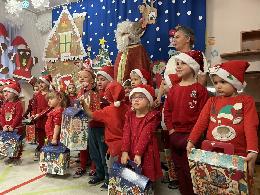 Święty Mikołaj zawitał do przedszkolaczków z Przysuchy. Było wiele radości. Zobaczcie zdjęcia