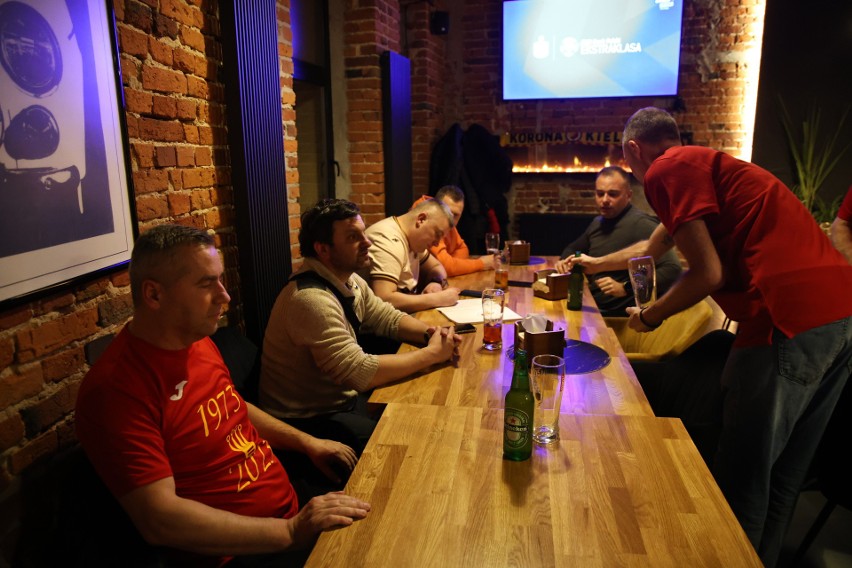 Byli znani piłkarze Korony Kielce oglądali mecz z Górnikiem Zabrze w Pizzerii 105. Byli Andrzej Jung, Jan Majdzik, Marek Parzyszek i inni