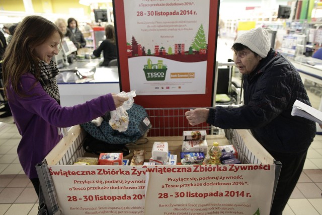 Pani Józefa, choć sama nie jest zamożna, pomaga innym. - Wielu ma jeszcze ciężej niż ja - kwituje. Świąteczna zbiórka żywności potrwa do 30 listopada.