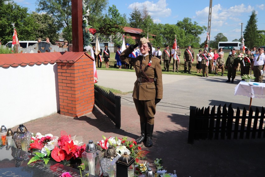 Odsłonili kamień, na którym podczas wojny doszło do tragedii. 75-lecie pacyfikacji Skałki Polskiej w gminie Łopuszno