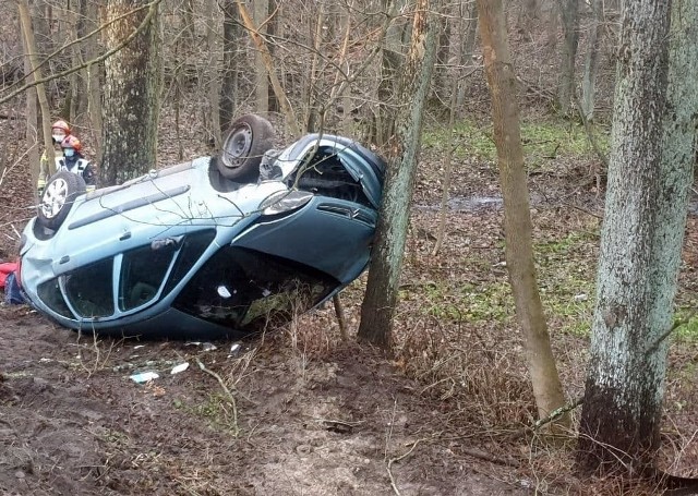 Na S11 w miejscowości Oleśnica, powiat chodzieski dachowało auto.