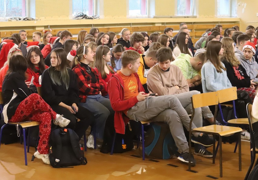 Mikołajkowe otrzęsiny w II Liceum Ogólnokształcącym imienia Marii Konopnickiej w Radomiu. Zobaczcie zdjęcia