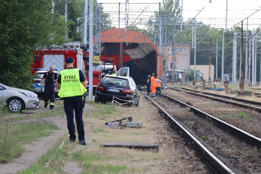 Desperat na słupie trakcyjnym sparaliżował kursowanie pociągów na dworcu Łódź Kaliska