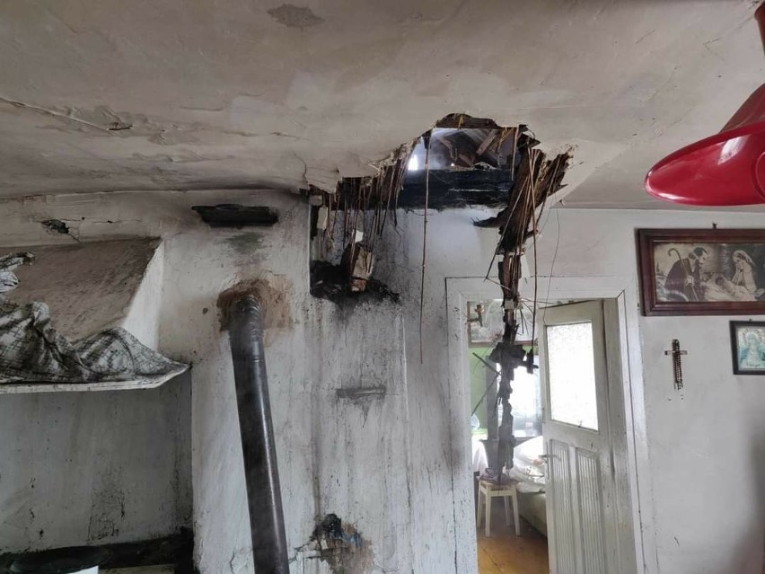Pożar drewnianego domu w Woli Łagowskiej. Właścicielka zdołała się wydostać z budynku
