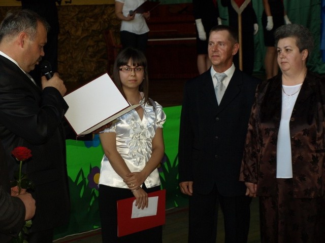 Kasia Bielecka, której rada rodziców przyznała nagrodę M. Curie- Skłodowskiej dla najlepszego absolwenta Zespołu Szkół, odebrała ją razem z rodzicami. 
