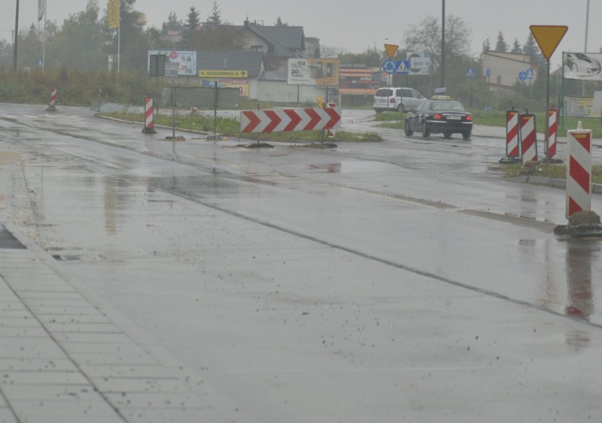 Prace przy przebudowie alei Wojska Polskiego. Jedziemy zachodnią jezdnią między łącznicą z ulicą Lubelską a placem Matki Bożej Fatimskiej