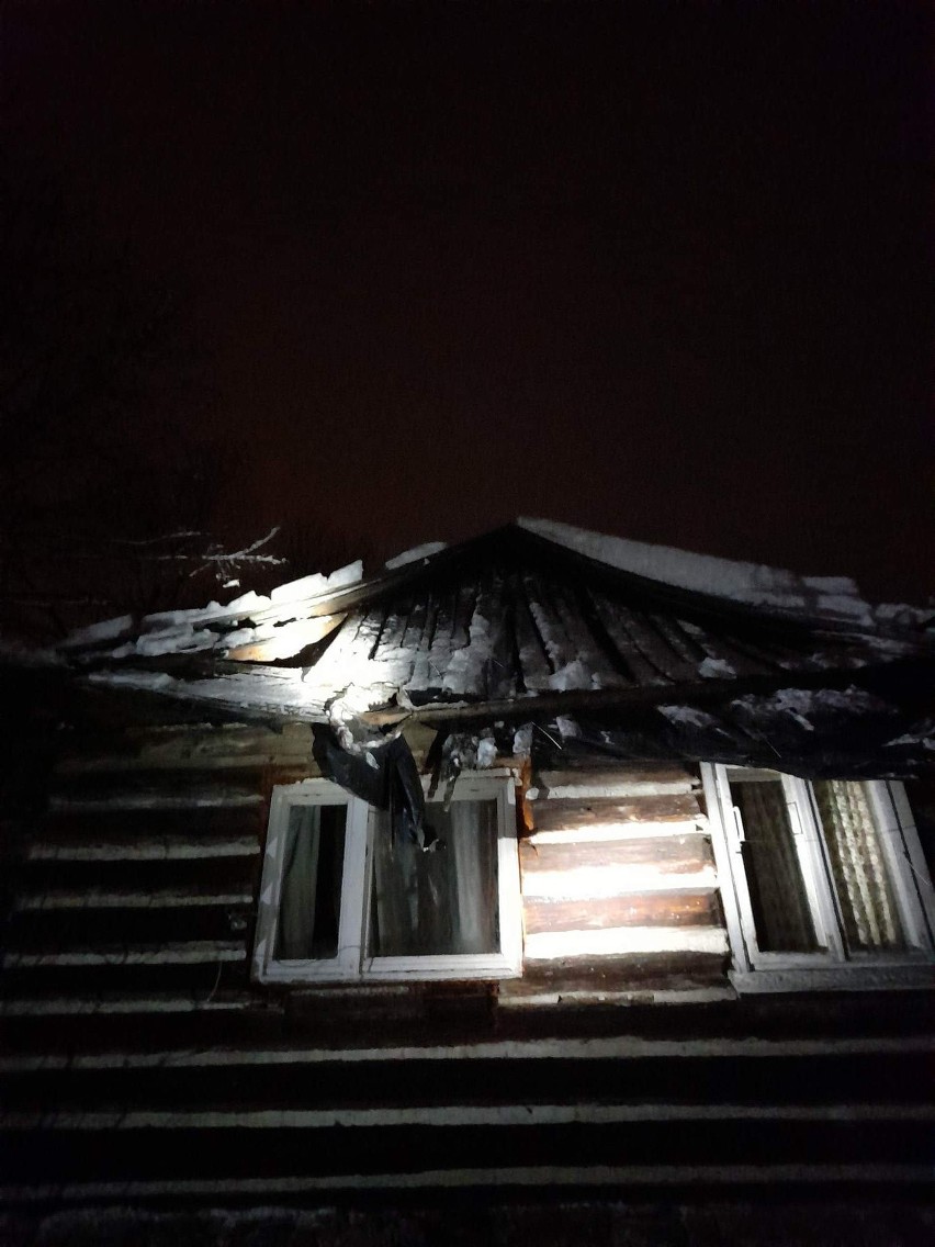 W Rdzawce pod naporem śniegu zawalił się dach na budynku...