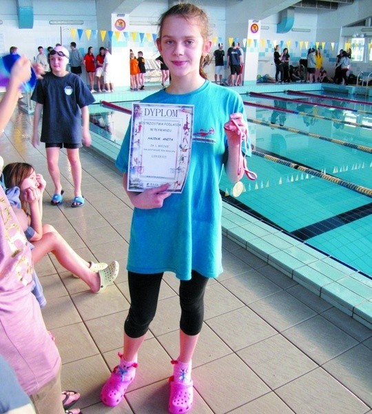 Anita Hajduk z UKS OMEGA zdobyła dwa złote medale i tytuł mistrzyni Podlasia w Pływaniu. Anita wygrała na dystansie 50 metrów i 100 metrów w stylu klasycznym, zdecydowanie dystansując rywalki.