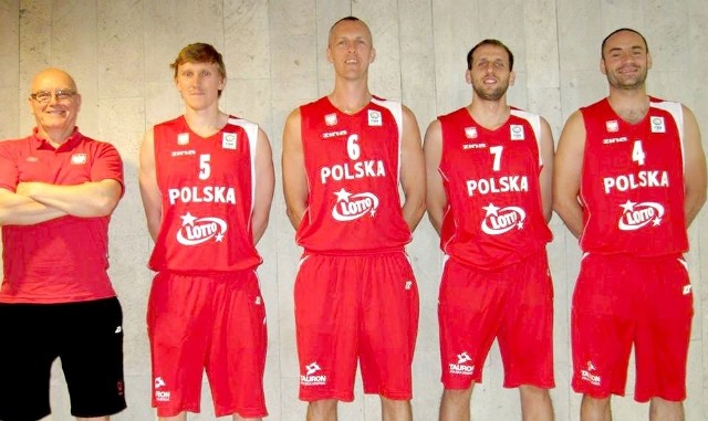 Piotr Barszcz (pierwszy z prawej) w składzie piątej drużyny na świecie w koszykówce 3x3.