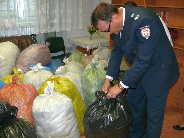 Specjalista Służby Celnej rachmistrz celny Leszek Konopka przy workach z darami.