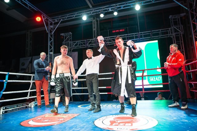 Siergiej Kuzmin (z prawej) wznosi ręce w geście triumfu po swojej pierwszej zawodowej walce
