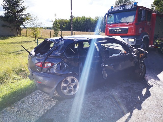 Wypadek w gminie Przedbórz. W Borowie zderzyły się bus i samochód osobowy