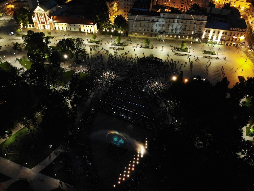 „Anioły lubelskie”. Nowy pokaz fontanny multimedialnej na placu Litewskim (ZDJĘCIA, WIDEO)