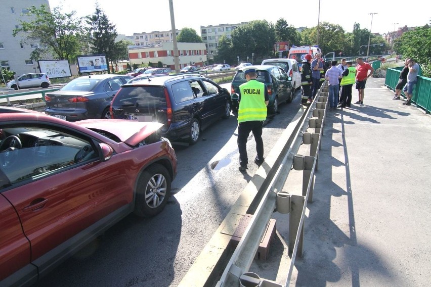 Cztery samochody zderzyły się na moście Dmowskiego (ZDJĘCIA)