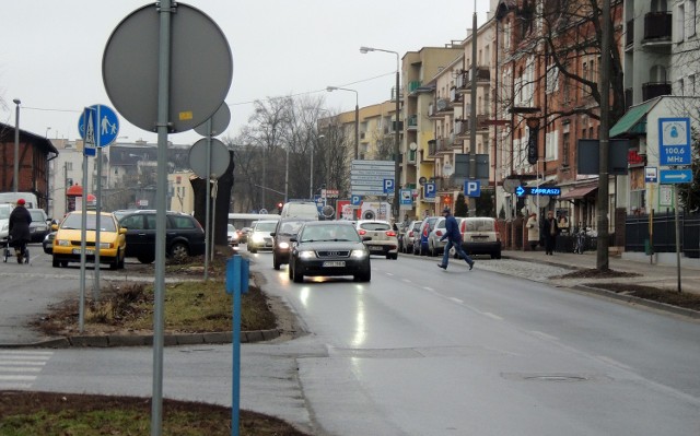 Jedna z wielu niebezpiecznych sytuacji w sąsiedztwie skrzyżowania, gdzie na początku grudnia zginęła mała dziewczynka