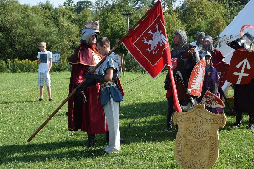 Wilczyska. Z Bobowej pod Grunwald - piknik rycerski wokół amfiteatru. Motocykliści zbierali datki na dzwony do kościoła św. Zofii