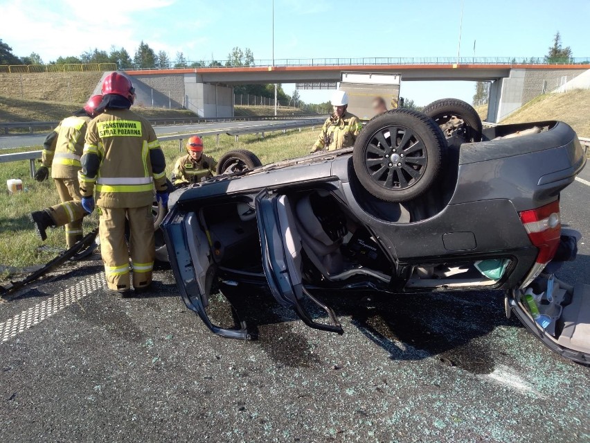 Dolny Śląsk. Auto dachowało na trasie S3. Spore utrudnienia w ruchu na węźle z drogą krajową 94 [ZDJĘCIA]