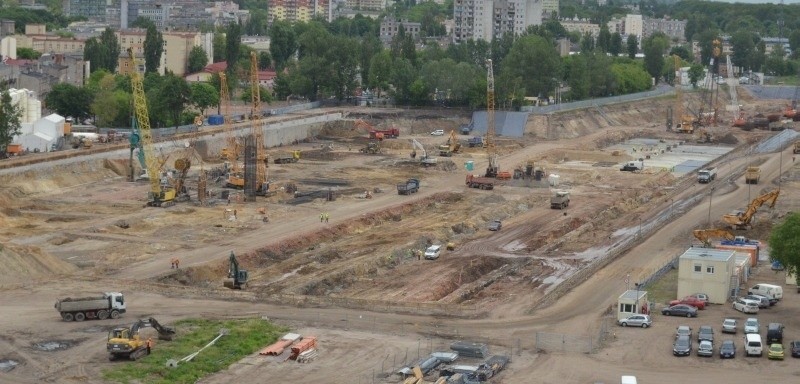 Auta będą stały 17 metrów pod ziemią. Na Fabrycznej budują podziemny parking [ZDJĘCIA]