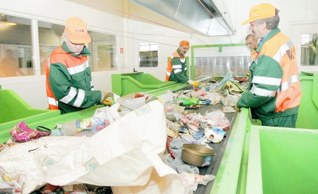 Z usług nowoczesnego zakładu unieszkodliwiania odpadów, który w zeszłym roku powstał w Toruniu, korzystają także podmiejskie gminy. Tam problem śmieci jest najmniej poważny
