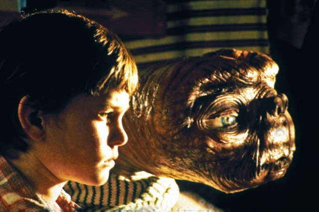 Henry Thomas urodził się w San Antonio 9 września 1971 roku. Na ekranach zadebiutował w wieku 10 lat w filmie "Przybłęda". Rok później zagrał główną rolę w filmie "E.T.", który wyreżyserował sam Steven Spielberg. Produkcja osiągnęła olbrzymi sukces na całym świecie.Zobaczcie, jak wygląda dziś Henry Thomas, znany z filmu "E.T." >>>>