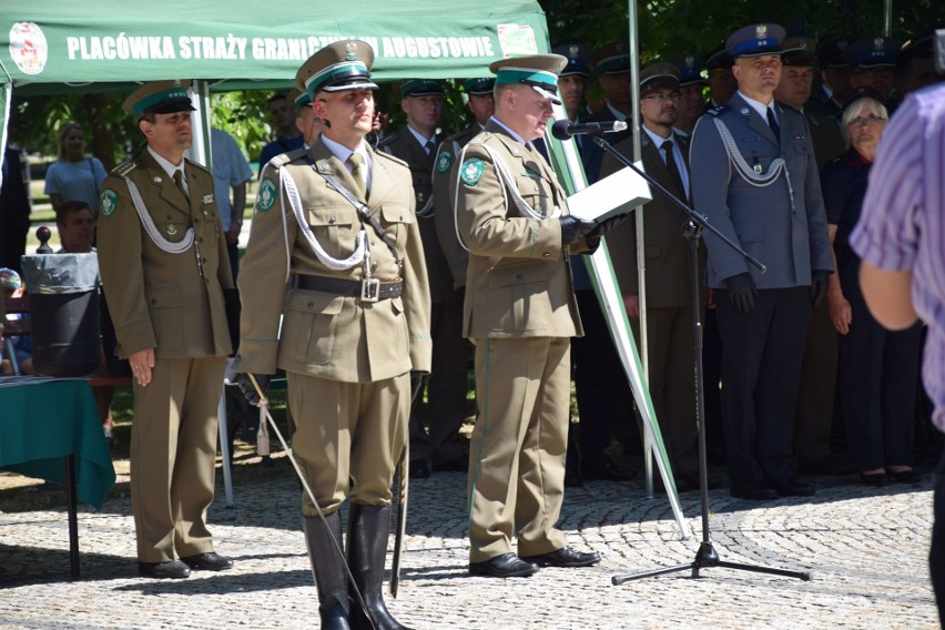 Suwałki. Obchody 27. rocznicy powstania Straży Granicznej. Zasłużeni otrzymali odznaki, był pokaz musztry paradnej oraz tresury psów [FOTO]