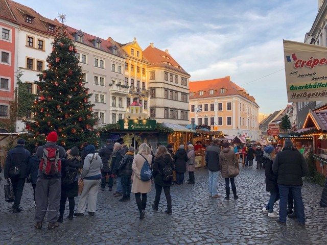 Wystawcy, handlarze i przedstawiciele gastronomii z Czech, Saksonii i Śląska, świąteczny program, podczas którego można zobaczyć małych oraz dużych artystów na  kameralnej scenie i zatopić się w dźwięk kolęd i bożonarodzeniowych melodii. Ale to nie wszystko! Na Jarmarku można też pojeździć na łyżwach, pograć w curling bawarski, skorzystać z oferty wozu do zabaw plastycznych, namiotu-czytelni, zobaczyć żywe zwierzątka, a także przeżyć wiele innych atrakcji. Codziennie można też skosztować innej potrawy, napić się grzanego wina i innych świątecznych specjałów - ceny grzańca zaczynają się od 3 euro, świąteczne przysmaki spróbujemy od kilkudziesięciu centów. Zobacz zdjęcia ze świątecznego jarmarku w Görlitz, z Wrocławia dojedziemy tam w około 2,5 godziny, ta wyprawa to dobry pomysł na przedświąteczny czas, jarmark trwa do 22 grudnia. Zobacz na kolejnych slajdach zdjęcia z bożonarodzeniowego jarmarku w Görlitz - posługujcie się klawiszami strzałek, myszką lub gestami.