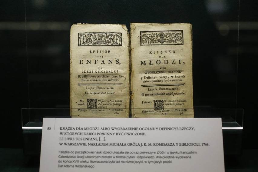 Wystawa dawnych podręczników i encyklopedii. Na niektórych widać notatki średniowiecznych studentów