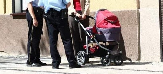 Matką ledwo stała na nogach, kiedy interweniowali policjanci.