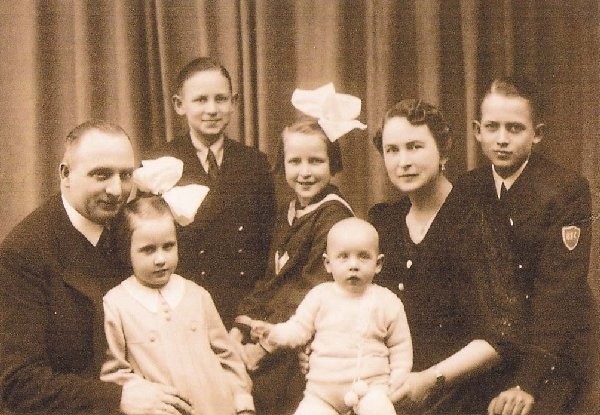 Józef i Zofia Pilaczyńscy z dziećmi: Władysławem,  Romualdem (na zdjęciu po lewej stronie), Gabrielą, Aliną i  Andrzejem. Zdjęcie z 1939 roku.