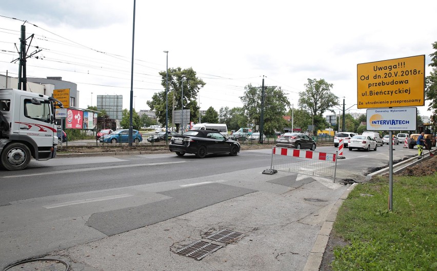 Trwa remont ul. Bieńczyckiej. Tramwaje znikną z niej na...