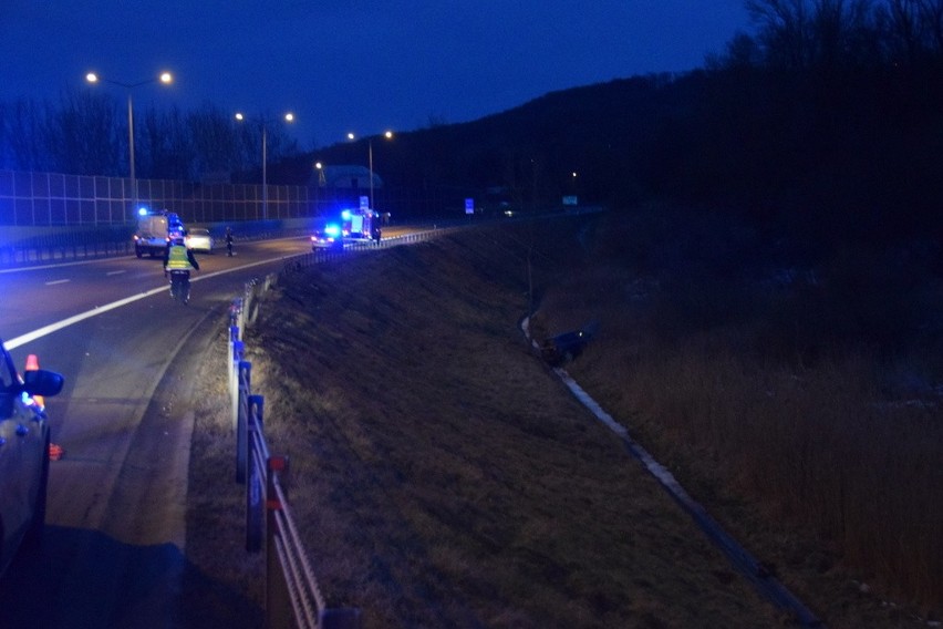 Wypadek na obwodnicy Tarnowa. Toyota została zepchnięta z kilkunastometrowej skarpy [ZDJĘCIA]