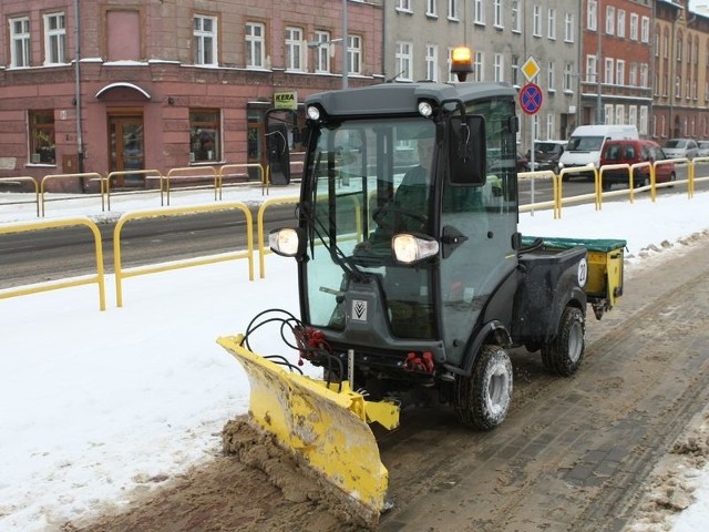 Miasto planuje radykalne oszczędności na oczyszczaniu miasta. Może się to odbić m.in. na intensywności odśnieżania chodników.