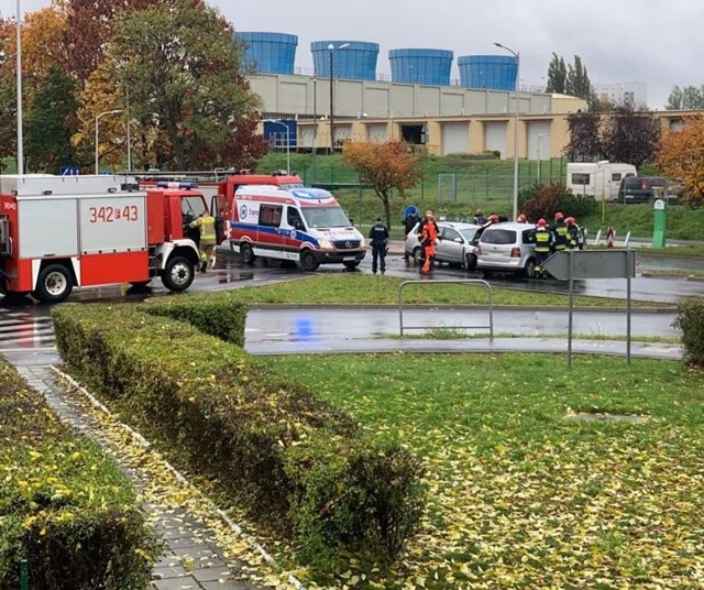 Do zderzenia dwóch samochodów doszło na al. Zjednoczenia w Zielonej Górze.