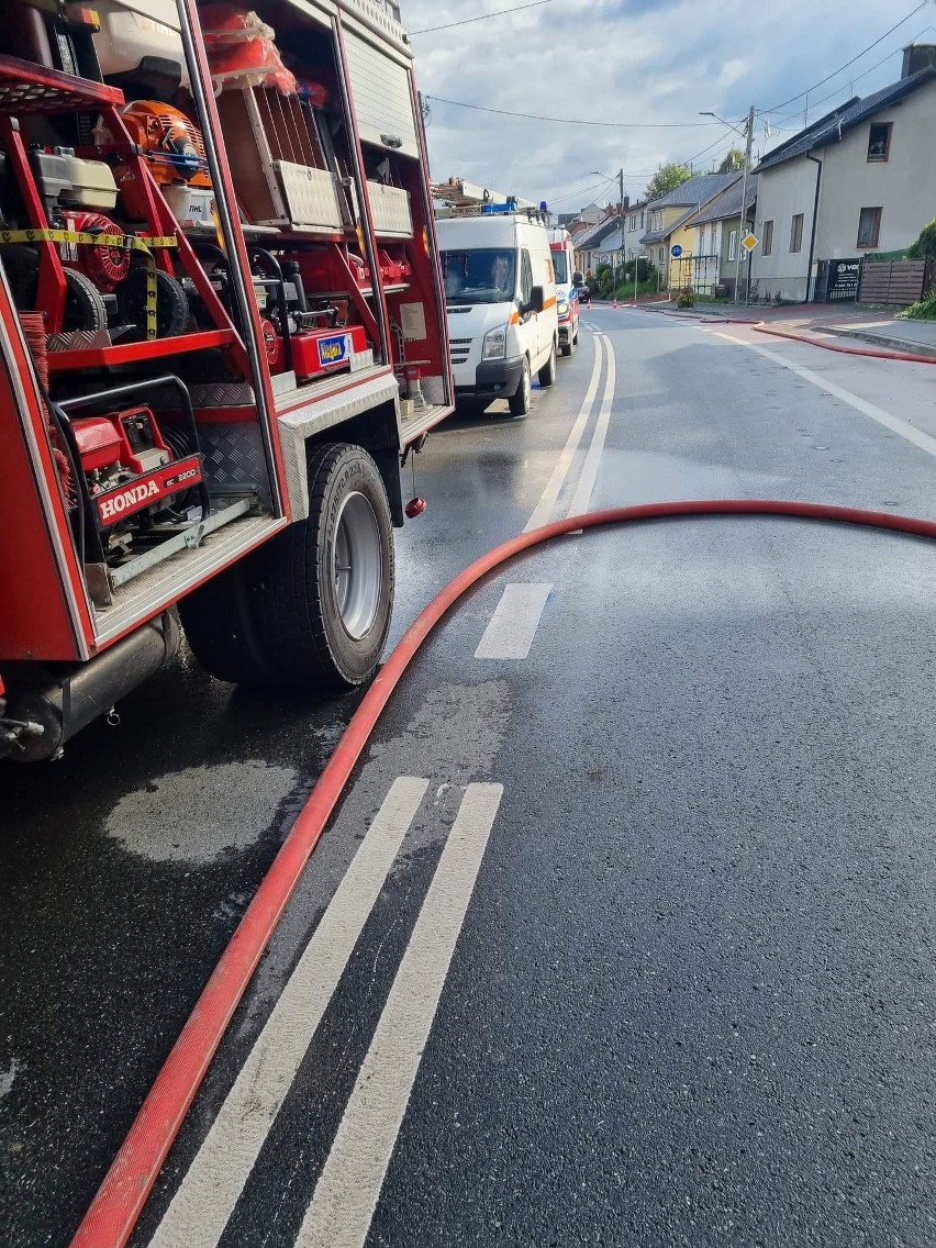 W Starym Sączu spłonął budynek, samochód, traktor. Właściciele wymagali pomocy medycznej