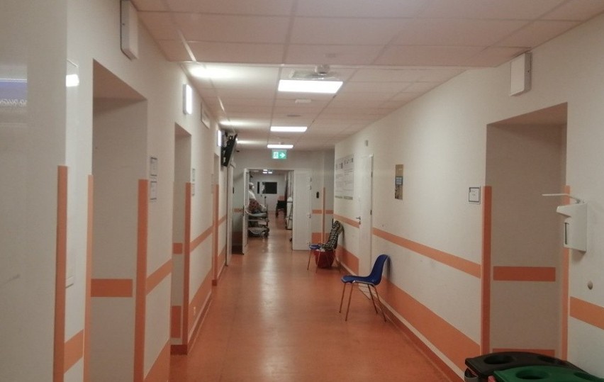 Nożem i miotaczem gazu zaatakował w szpitalu w Zgierzu. Pacjentka z ranami ciętymi klatki piersiowej. Nożownik z zarzutami